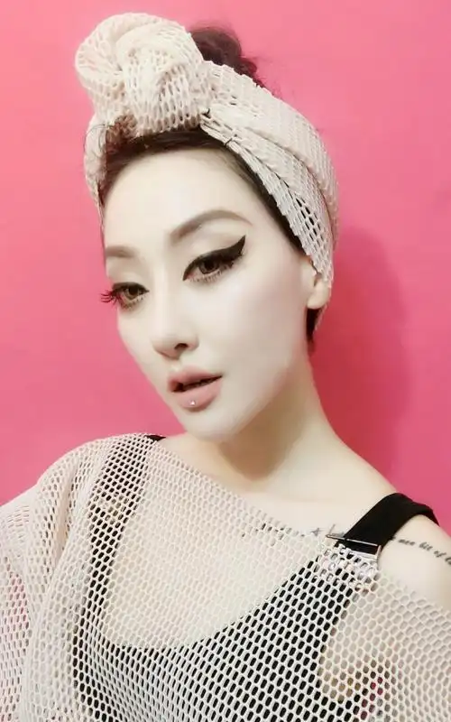 超级女声人气王王金金桌面手机下载