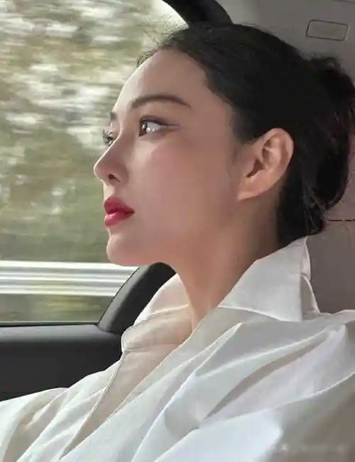 张馨予自信晒侧颜与素颜,自然美与保养之道大揭秘