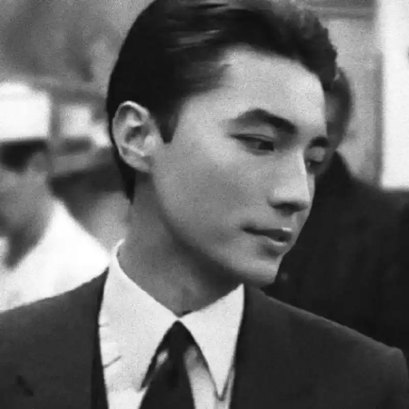 回顾亚洲第一美男尊龙:无父无母无妻无子,却让女星为他倾倒