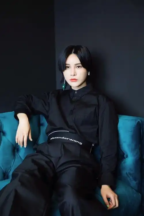 尚雯婕秋日的穿搭有点帅,黑色调是真显腔调