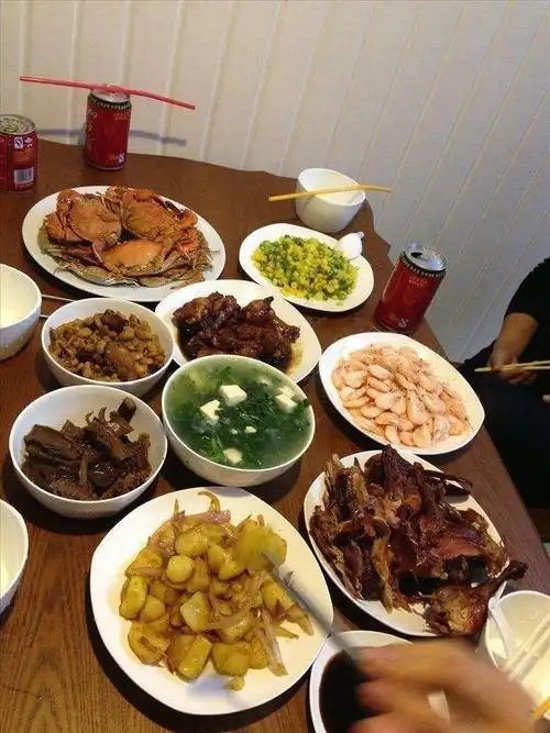 母亲过生日吃饭时大嫂刚吃一口我直接掀翻桌子让她滚