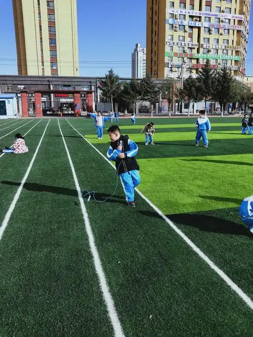 班主任给孩子们上的一节体育课