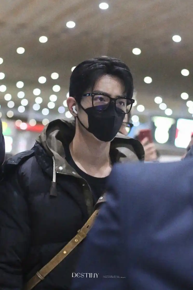 肖战昨晚机场造型.