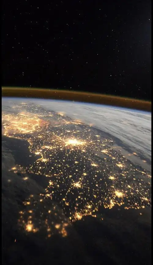 像这样,星光点点的,俯视角度看的地球.