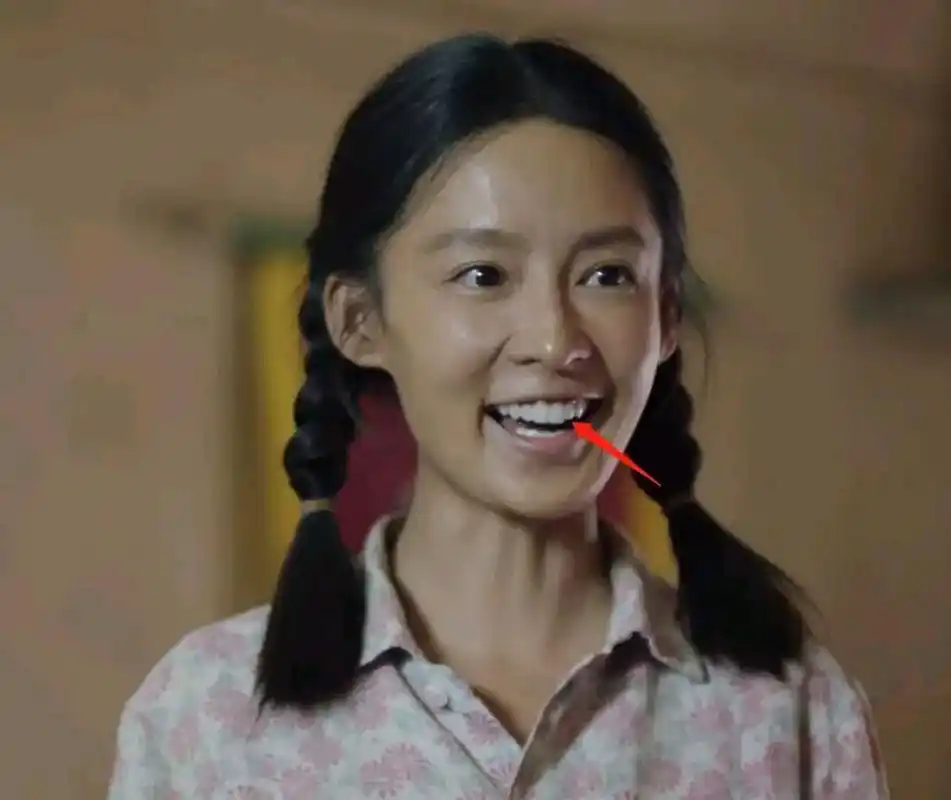 果然,李沁的牙齿又被大家吐槽了,只不过这一次因为牙太白  李沁,她