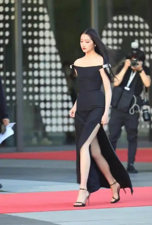 这次关晓彤更则是选择了黑色露肩长裙,高开叉的款式配上黑色高跟凉鞋