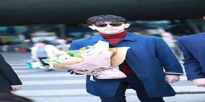 男人留胡子成熟好多,邓伦留胡茬挺帅的,穿黄色毛衣也不显嫩