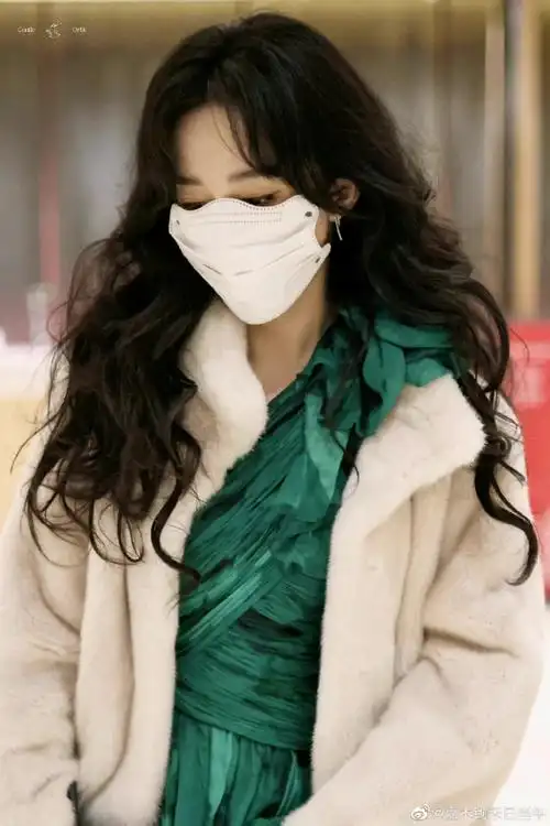 杨幂赵丽颖封面手套造型