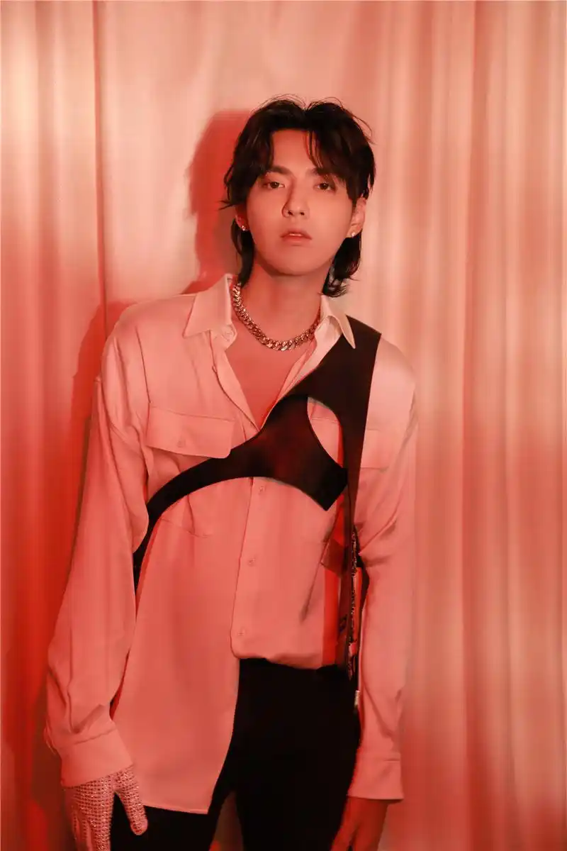 吴亦凡受邀巴黎时装周 气质不凡彰显时尚态度