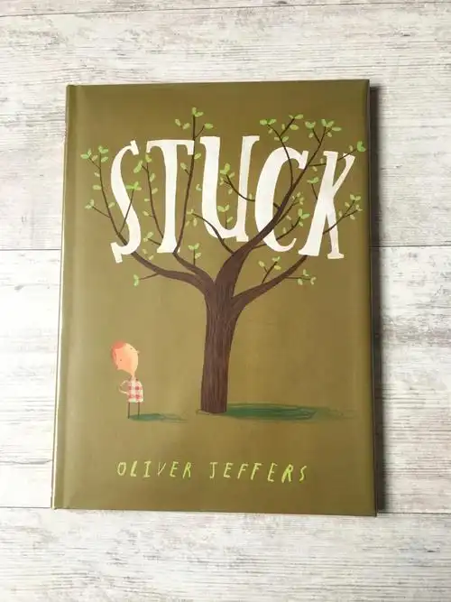 collins2011故事:一个小男孩floyd的风筝被卡在了树上,他扔了一只鞋