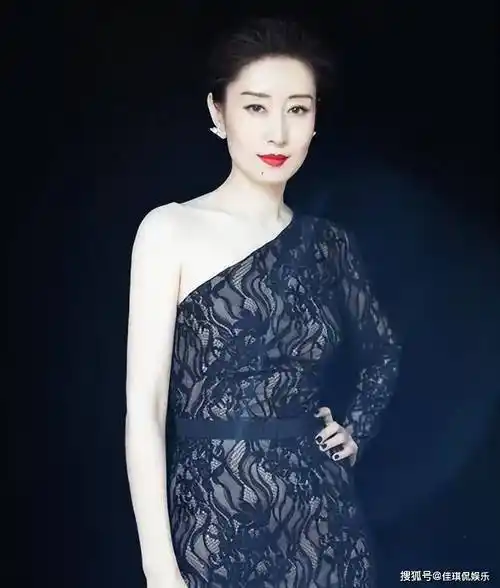 刘敏涛太酷了,穿素衣剃光头上节目,完全不在乎他人眼光_造型_母亲