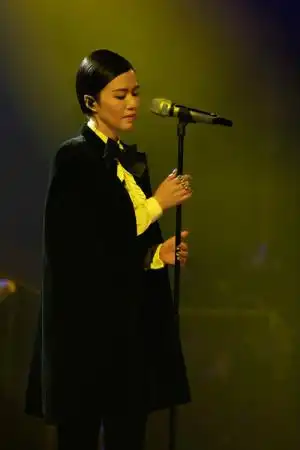 谭维维挑战民谣配歌剧 《往日时光》获好评