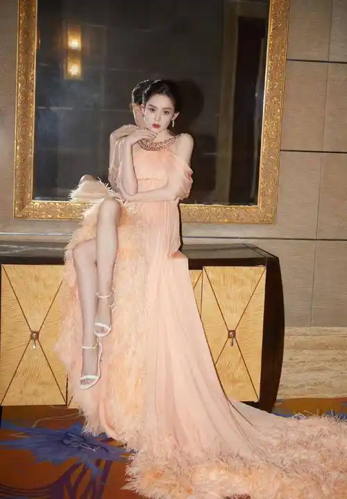 古力娜扎身穿红色花裙,背影美得让所有人惊叹,堪称女子的天花板