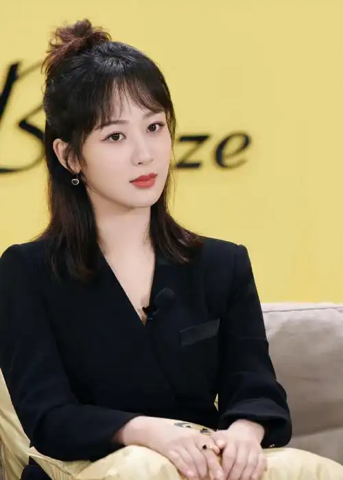 杨紫allblack造型随拍##杨紫黑色卫衣高马尾随拍