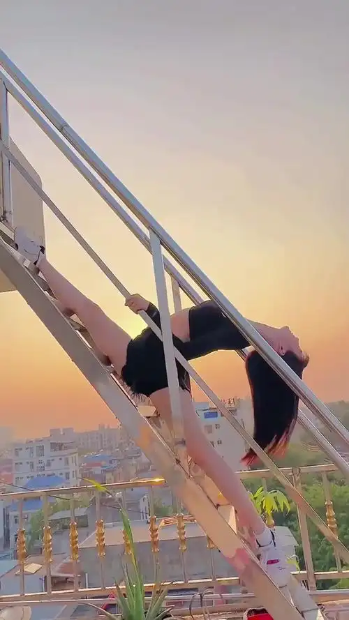 小姐姐这个一字马,来的让我猝不及防!