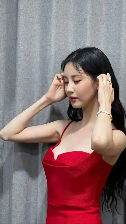 少女时代徐贤,诱人身材成熟魅力,低胸连衣裙,变身性感代名词_活动