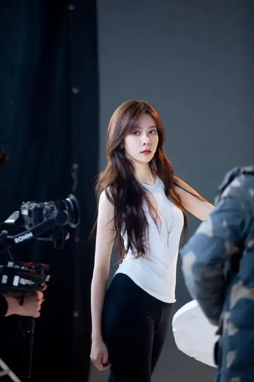 李斯丹妮宋妍霏贴面双人舞