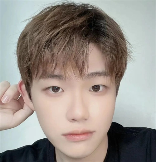 侧分刘海短发,看起来很利落清爽的发型.无论是长脸还是圆脸都能驾驭.