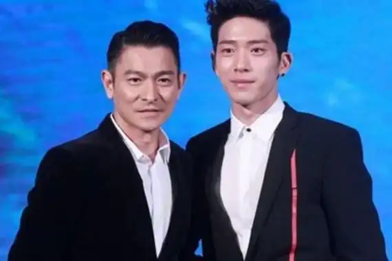 网上流传的说法是井柏然和华谊老总王中磊关系匪浅,更甚至还有爆料说