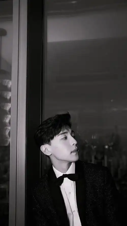 邓伦儒雅魅力高清手机壁纸