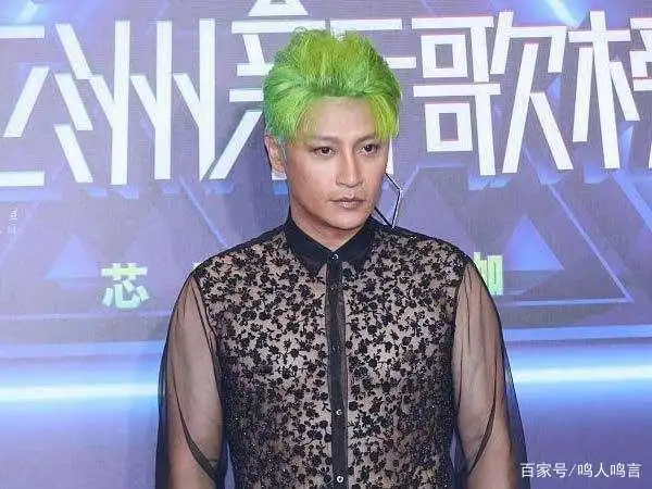并且在之后的很长一段时间里面,一直到今天,陈志朋在辣眼睛的夸张造型
