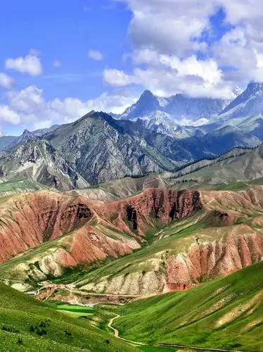 云雾潦绕,层峦叠幛的祁连山峰