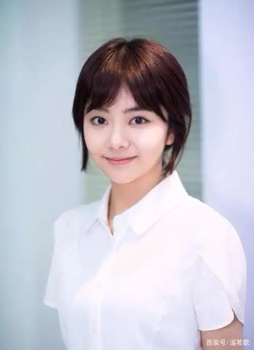 这组图是谭松韵早期的照片,她的甜美是天生的