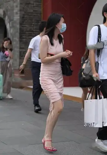 粉色紧身褶皱无袖连衣裙搭配粉红色高跟鞋温婉迷人
