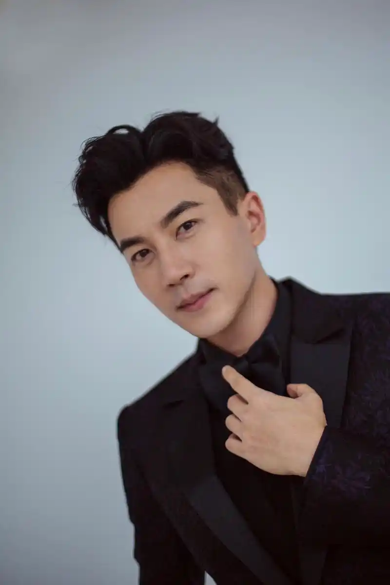 刘恺威跨界歌王,身着一袭紫色暗纹西装的刘先生亮相《跨界歌王》总