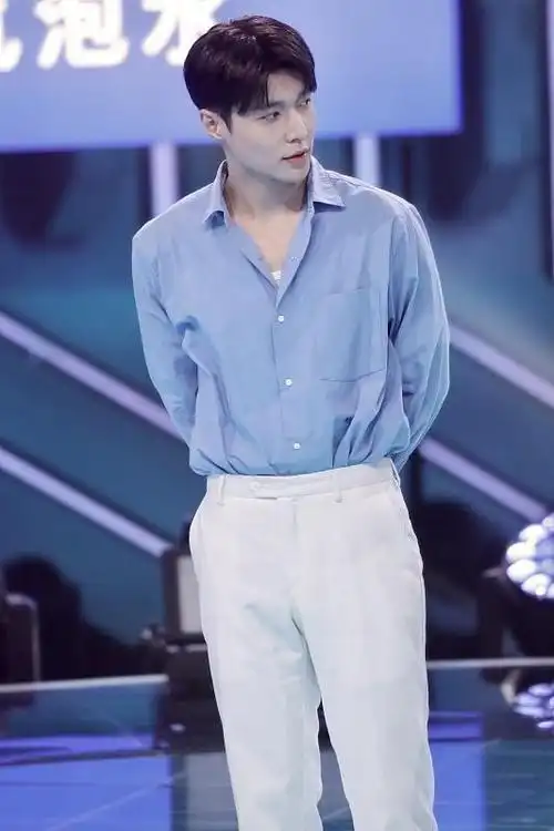 原来男明星都爱老头衫张艺兴衬衫叠穿背心依旧帅气难挡