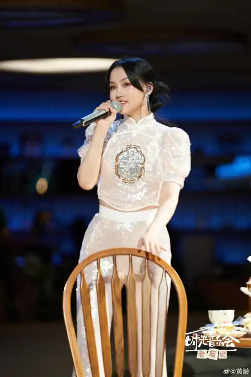 黄龄超话#时光音乐会老友秋千大片#快乐有很多种,和心心念念的朋友