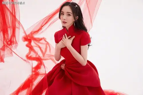 杨幂穿guo pei系列红色旗袍裙出席春晚,浪漫优雅