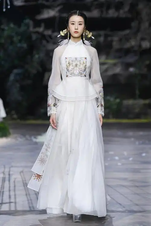 熊英盖娅传说2022春夏系列乾坤方仪发布会在京举行