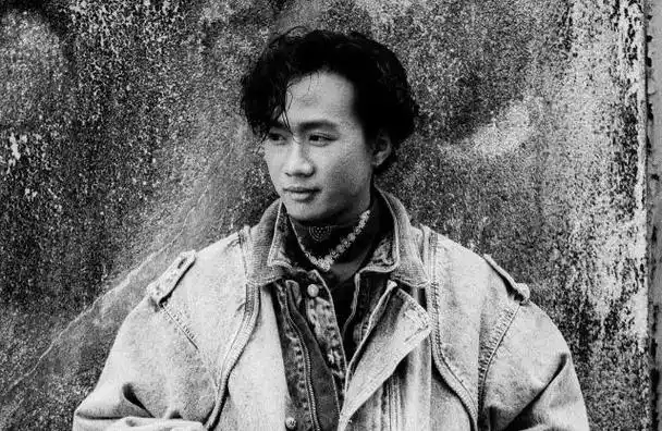 黄家驹把邻居搬家扔掉的吉他捡回自学,越弹越着迷