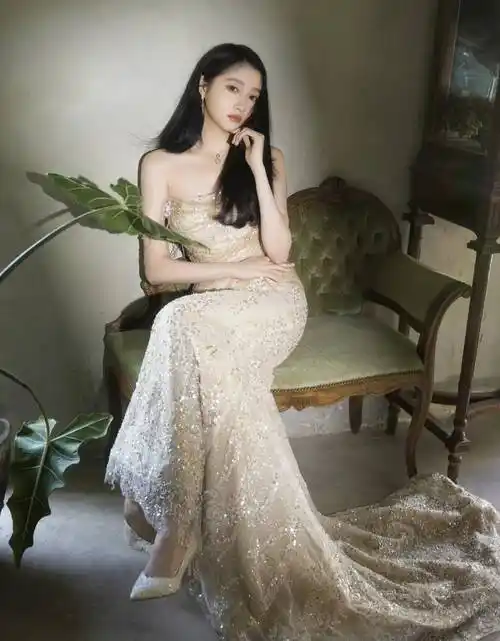 女星关晓彤时尚造型:苗条身姿,俊美容颜