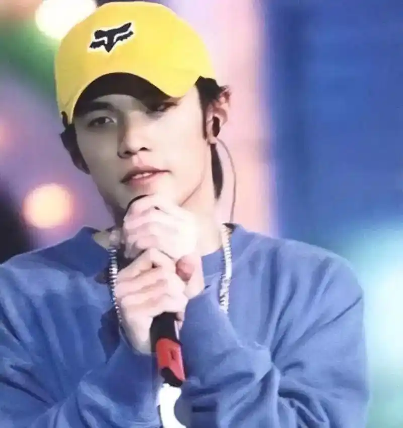 关于相册里年轻的杰伦哥.四个字 帅气才华就够了#周杰伦 #周