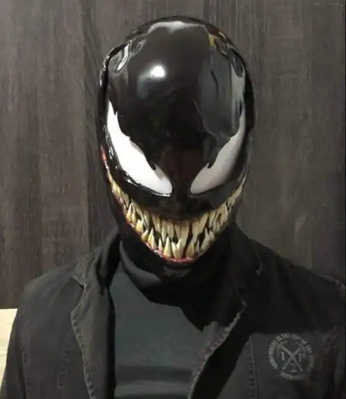 外形虽然看起来恐怖但是比较搞笑,模友将毒液的头部造型移植到了摩托