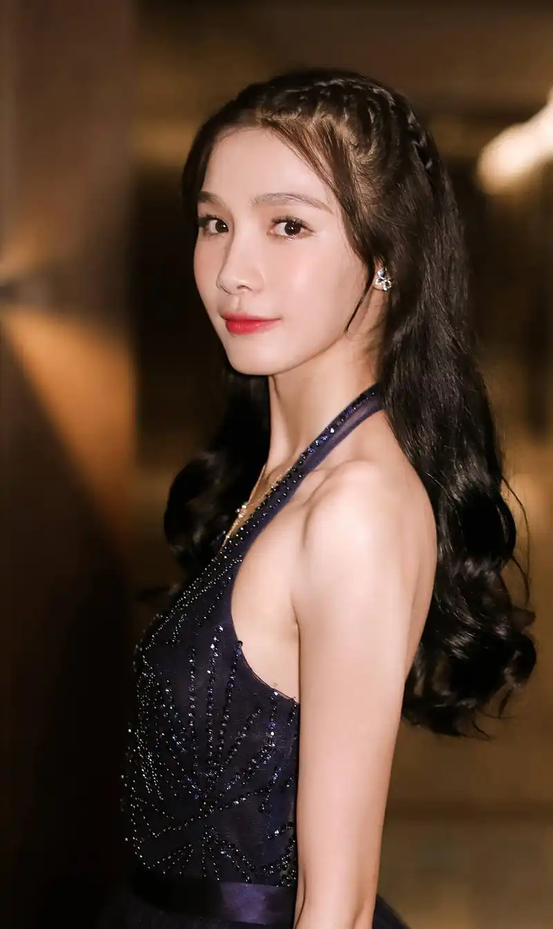 青年女演员张楠:清新脱俗,美丽动人