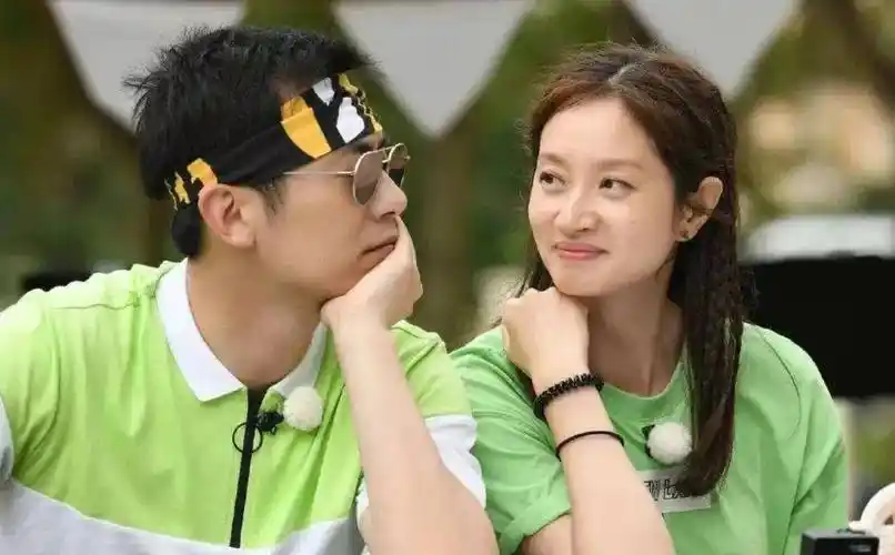 朱亚文老婆生病晒素颜照,凌乱发型唇色苍白显憔悴,状态引热议_沈佳妮