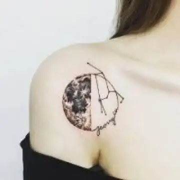 2020有关女生纹身的头像唯美图片你身上的纹身为谁刻得如此冷