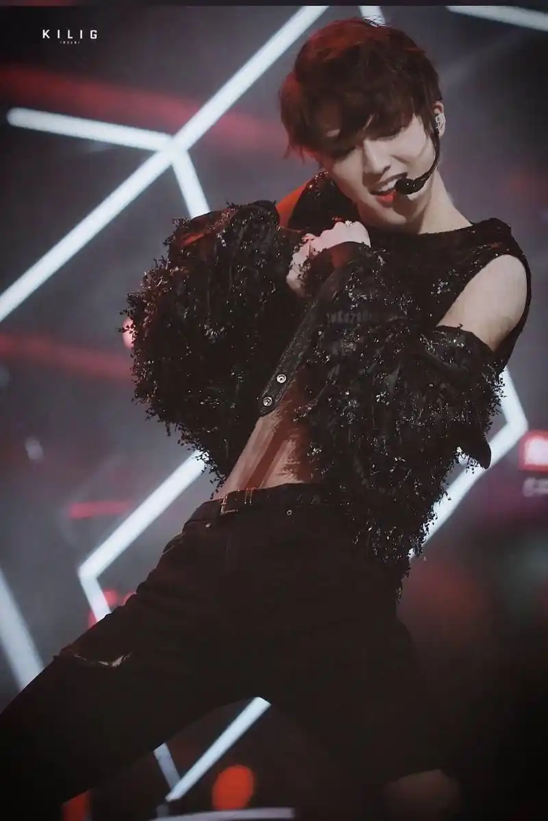 朱正廷腹肌合集,这是谁家的崽身材这么好,珍珠糖们快来抱走啦.