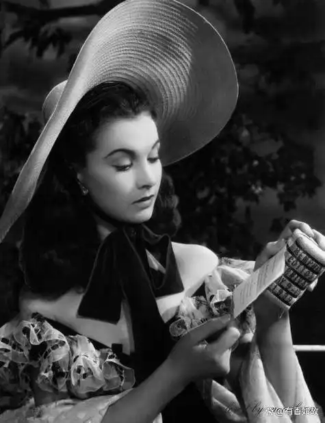 在这座城市里,一位坚强美丽的女主角斯嘉丽·奥哈拉,她的生活从此发生