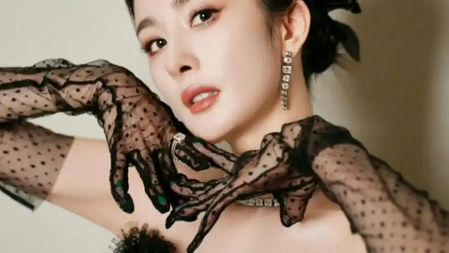 杨幂黑蕾丝手套和三十斤的大裙子