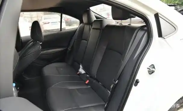 丰田雷凌座椅空间布局.