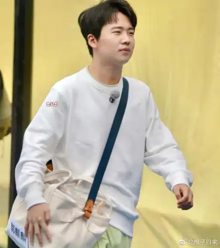 郭麒麟回归奔跑吧蔡徐坤与他并排走手放的位置女粉都酸了