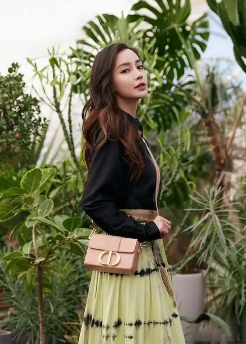 杨颖水手服造型太嫩,蓝白风短袖配紧身牛仔裤,哪像31岁的人