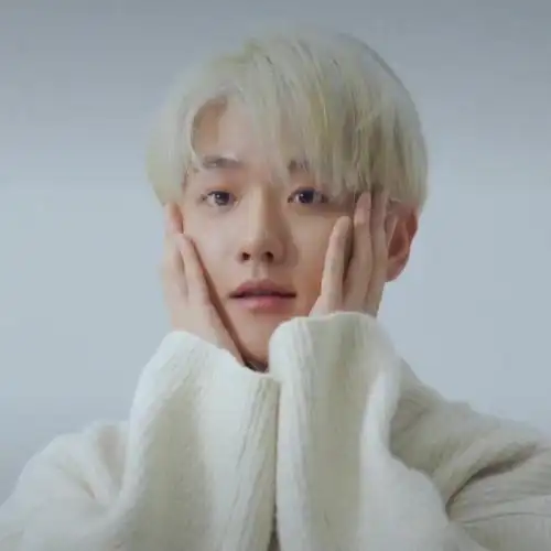 这种白色造型下,粉丝的注意力全在边伯贤的脸上,稍微有一点缺点都会被