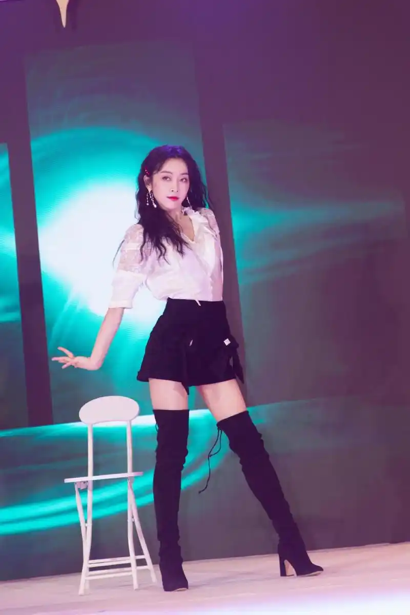 宣璐性感起来太惊艳了热裤高筒靴和赵志伟贴身热舞超迷人