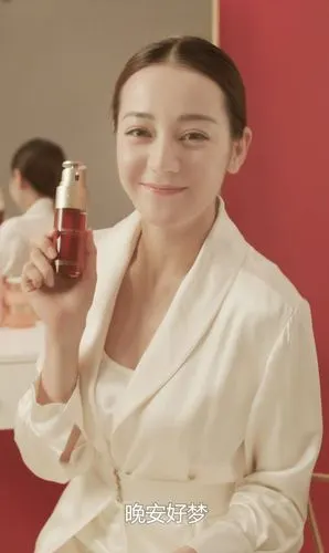 迪丽热巴淡妆像个男人,娇韵诗的美术总监该下岗了!