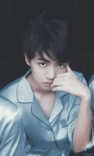 王俊凯撩人壁纸大半夜能把自己帅醒的少年